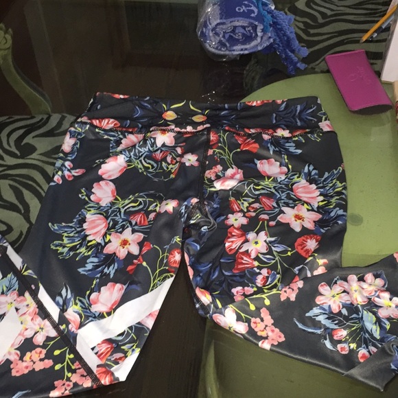 Floral leggings with white bands on one side - Picture 3 of 3